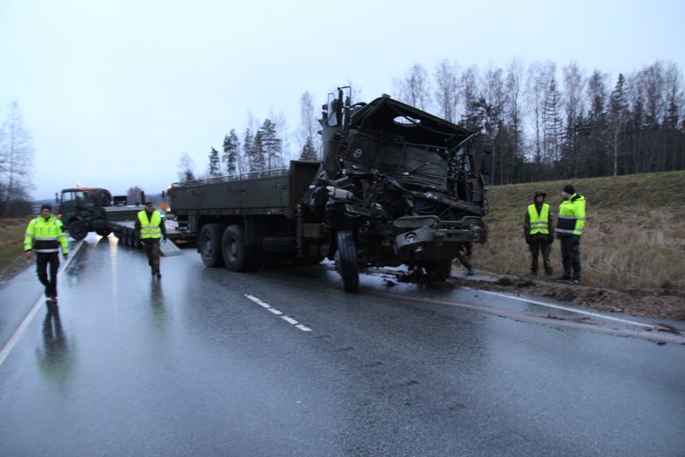 Õnnetus kaitseväe sõidukitega Põlva ja Tartu maakonna piiril