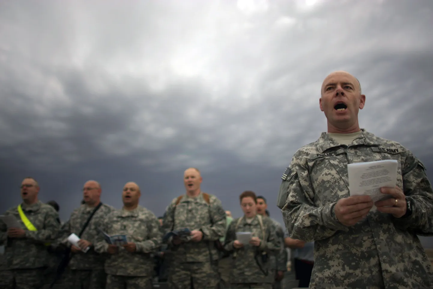 Солдаты армии США поют пасхальные гимны на базе Camp Liberty в Багдаде.