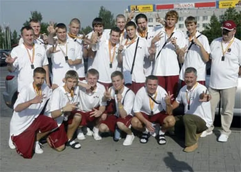 Vara Krūmiņa vadītā Latvijas U-18 komanda spēlē par bronzas medaļām apspēlēja vīzdegunīgos lietuviešus. 