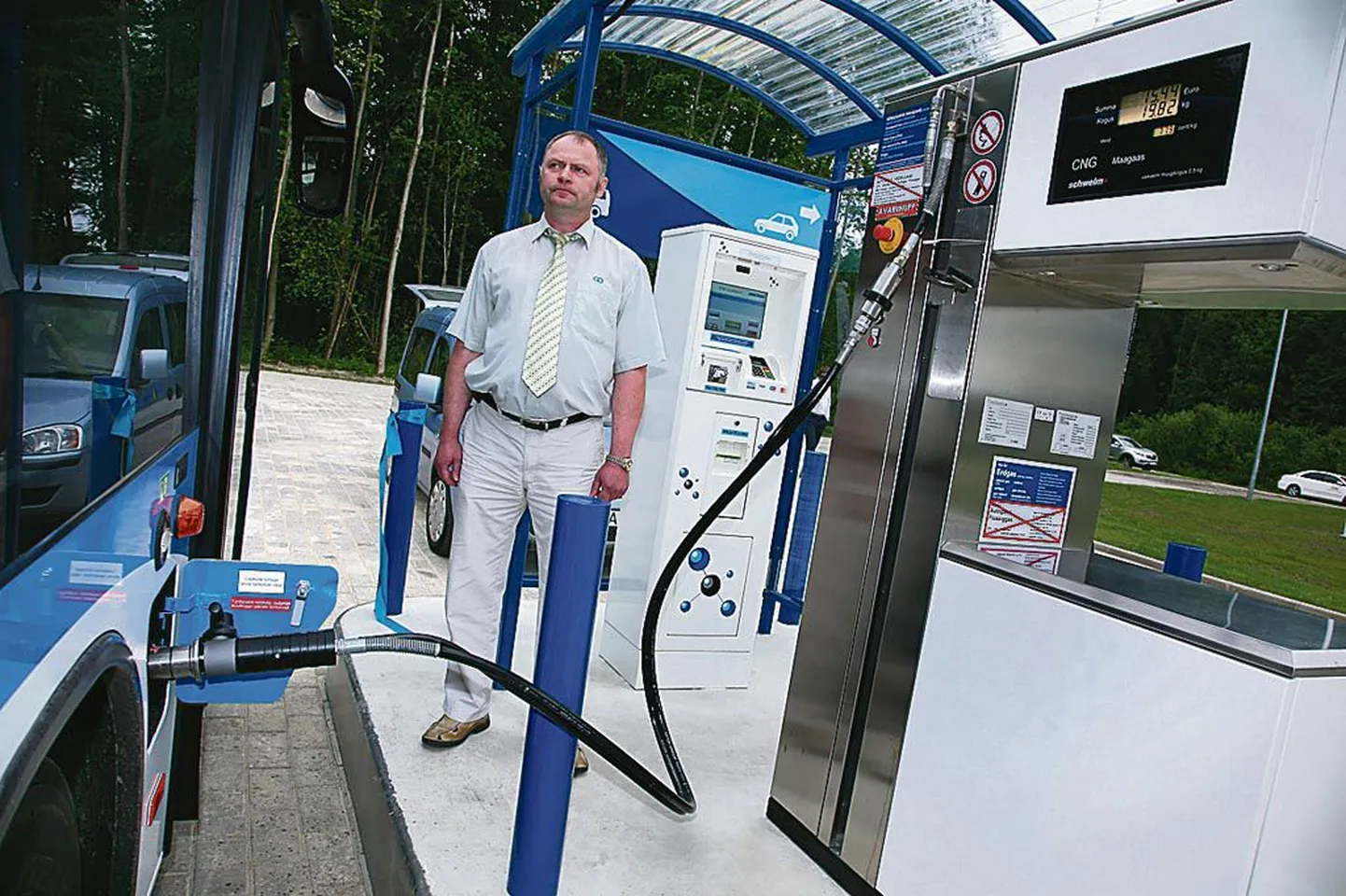 Uue gaasitankla avamisel said osalised vaadata esimesi näidistankimisi. Pildil tangib GoBusi bussijuht linna uut gaasibussi.