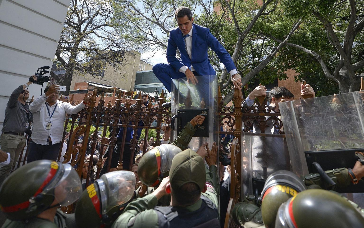 Juan Guaidó püüdis pühapäeval rahvusassamblee hoonesse sisenemiseks ronida üle aia, kuid katse ebaõnnestus.