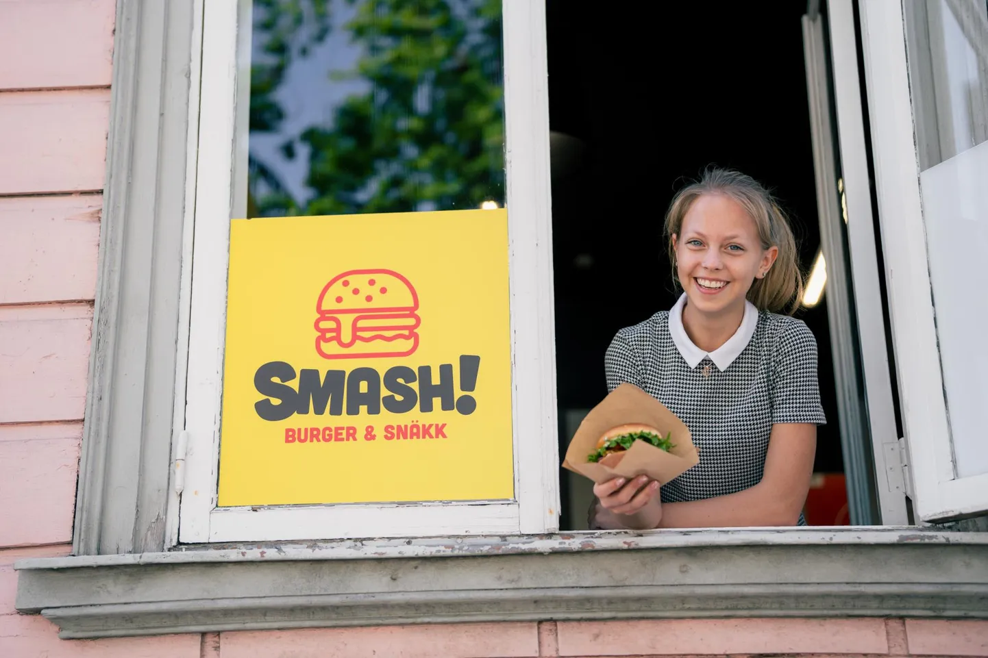 Kiirsöögikoha teenindaja Lysanne Mägi ütles, et klientide lemmik on esimestel päevadel olnud retro- ja juustuburger.