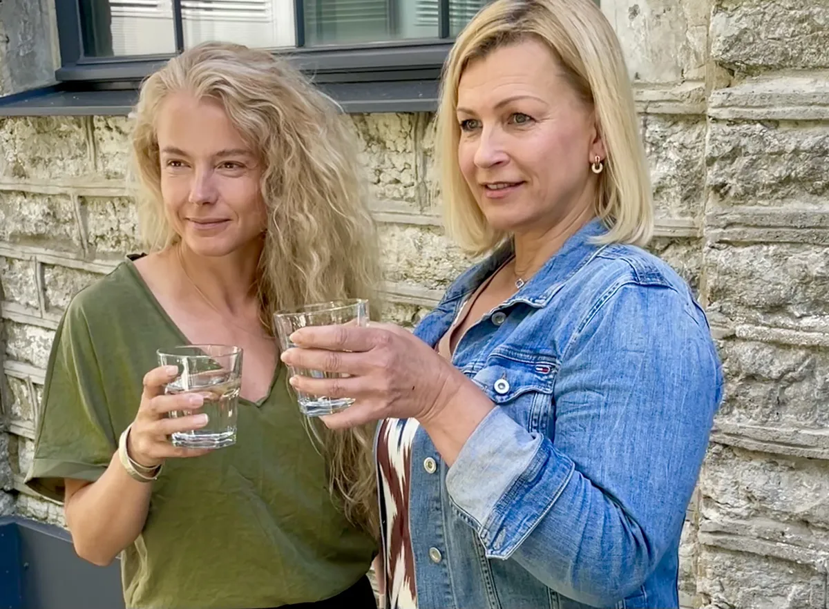 Keiu Paapsi, TAI teadur ja treener ning Anneli Sammel, uimastite ja sõltuvuste osakonna juhataja. Tahad klaasi tõsta, võta vett. Pole vaja mingit veidrat laste šampust või alkovaba veini. Ehkki jookide valik, kus kraade pole, kasvab jõudsalt.