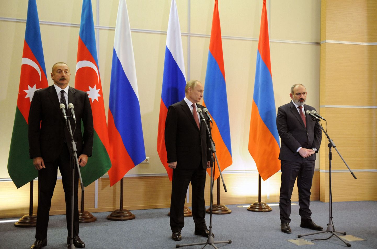 Aserbaidžaani president Ilham Alijev (vasakul), Venemaa president Vladimir Putin (keskel) ja Armeenia peaminister Nikol Pašinjan kohtumisel Venemaal Sotšis 26. november 2021.