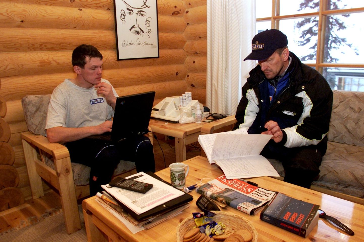 Treener Mati Alaver (paremal) ja Eesti suusakoondise arst Tarvo Kiudma 2000. aasta novembris laagris Soomes Olosel.