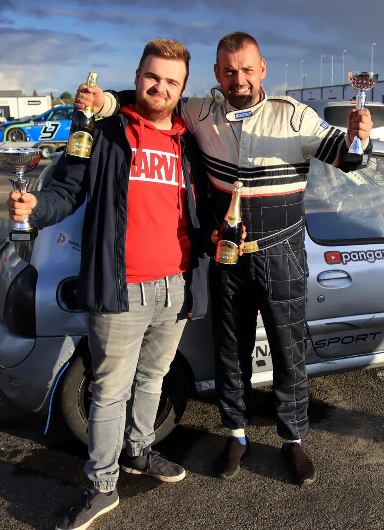 Audrus teise ja kolmanda koha saanud Kristjan Pruusapuu (parem) koos mehaanikute sõidu kolmanda mehe Kevin Allikuga