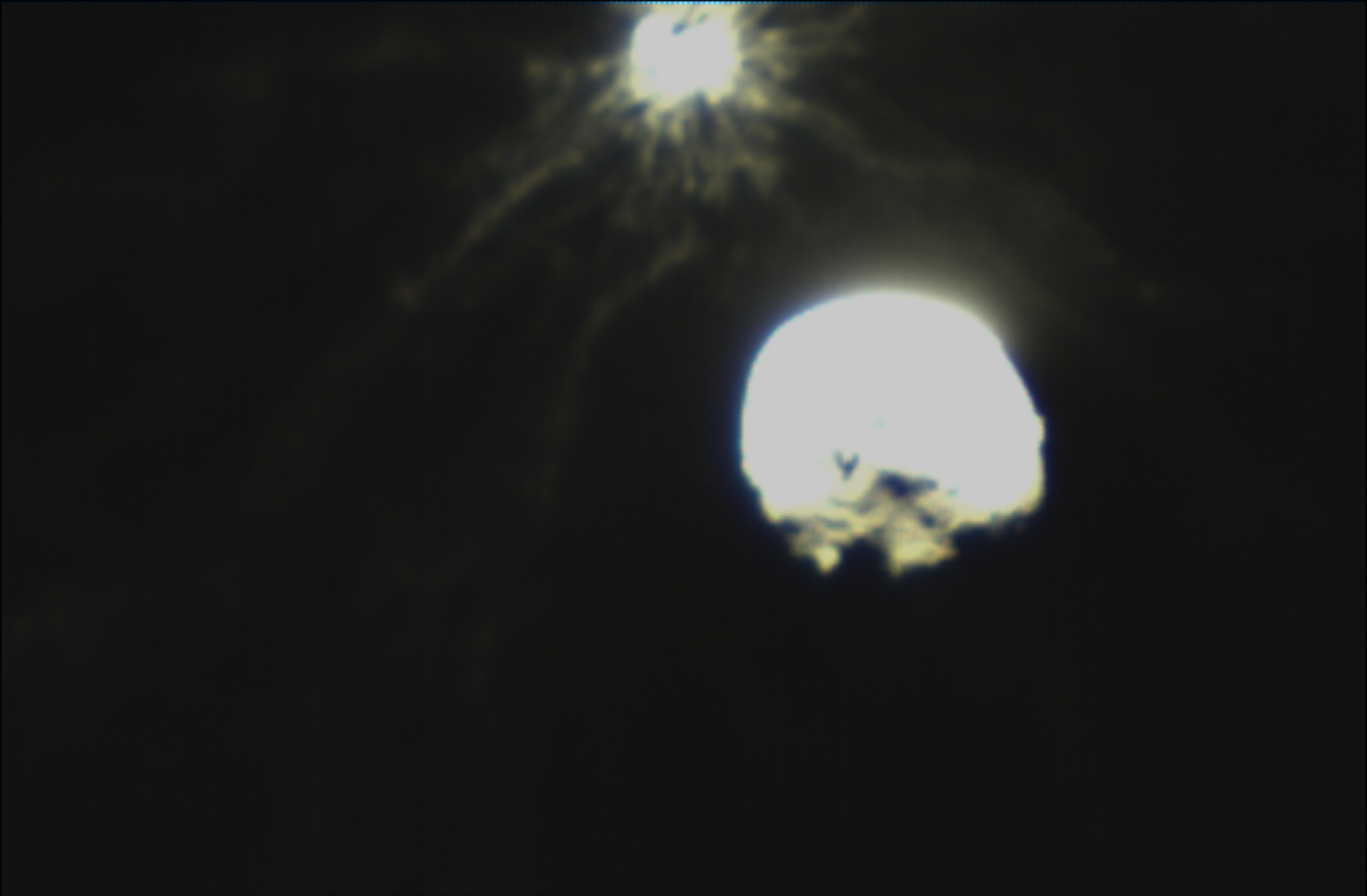 LISIACube kaameraga üles võetud DART põrkel tekkinud tulevärk: suurem objekt on asteroid Didymos, mille umber tiirleval Dimorphosel on jäädvustatud plahatuse kuma.