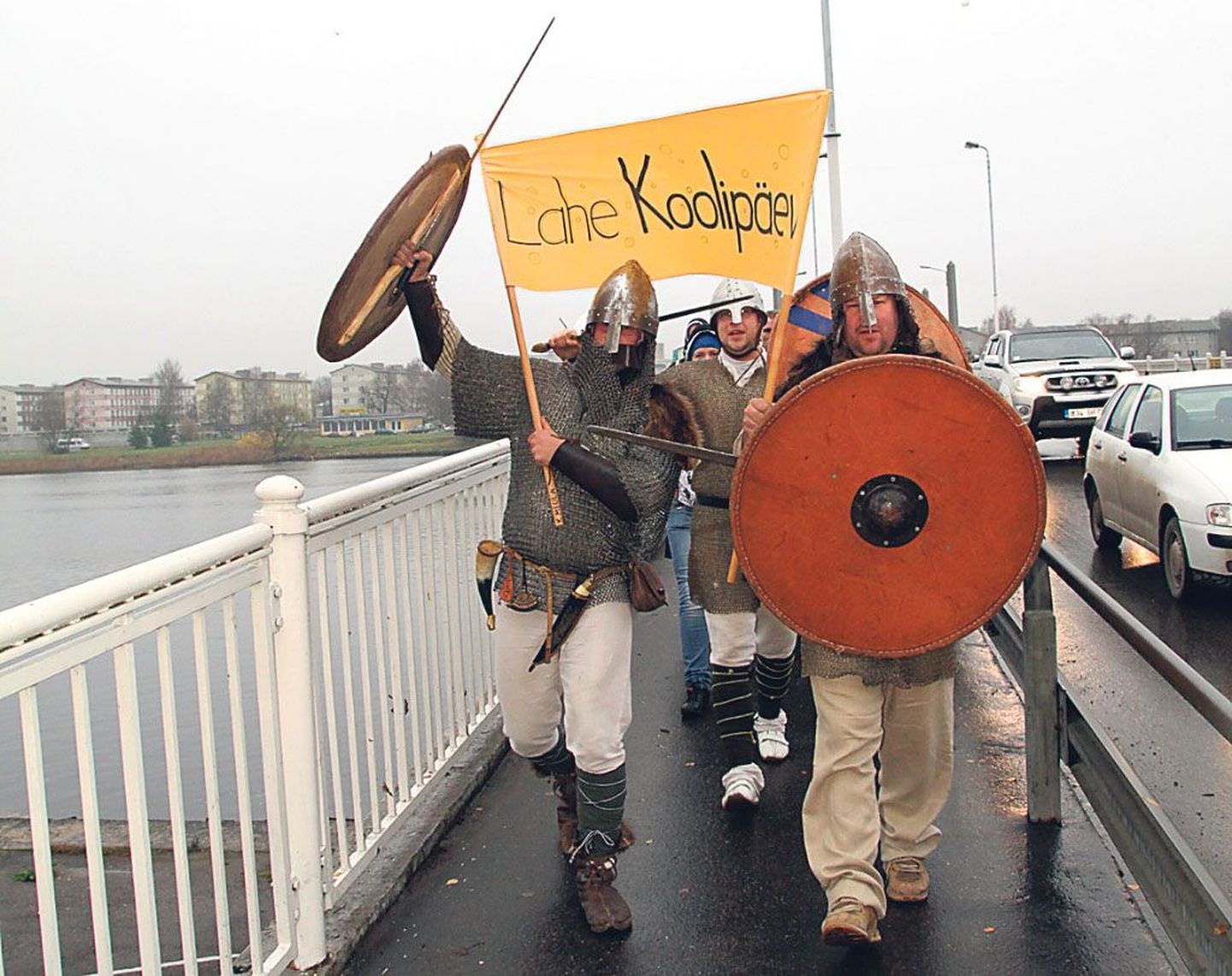 Turvistes ja paljastatud mõõkadega viikingite juhtimisel sammus ligi 700 üle kogu Eesti kokku sõitnud noort eile üle Pärnu Kesklinna silla kontserdimajja konverentsile. 
Et mõtted libedamalt liiguks, pihustati noored silla Uus-Pärnu poolses otsas vahuga üle.