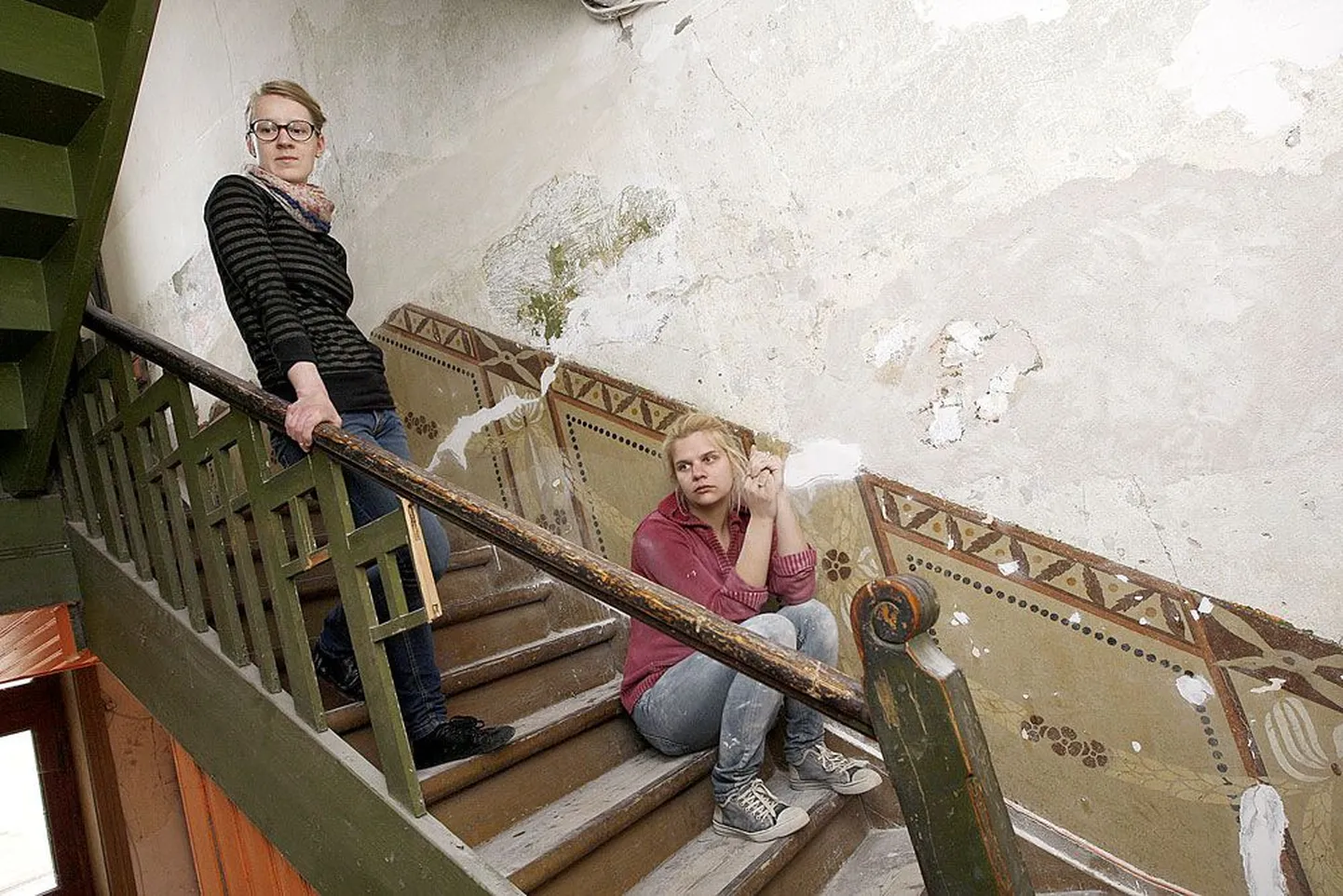 Lepiku 14 maja trepikojas on Tartu kõrgema kunstikooli üliõpilane Tiina Täll (paremal) teinud skalpelliga värvikihte eemaldades ära meeletu töö. Avatud trafarettmaalingu restaureerimist ja konserveerimist juhendas Kristiina Ribelus.