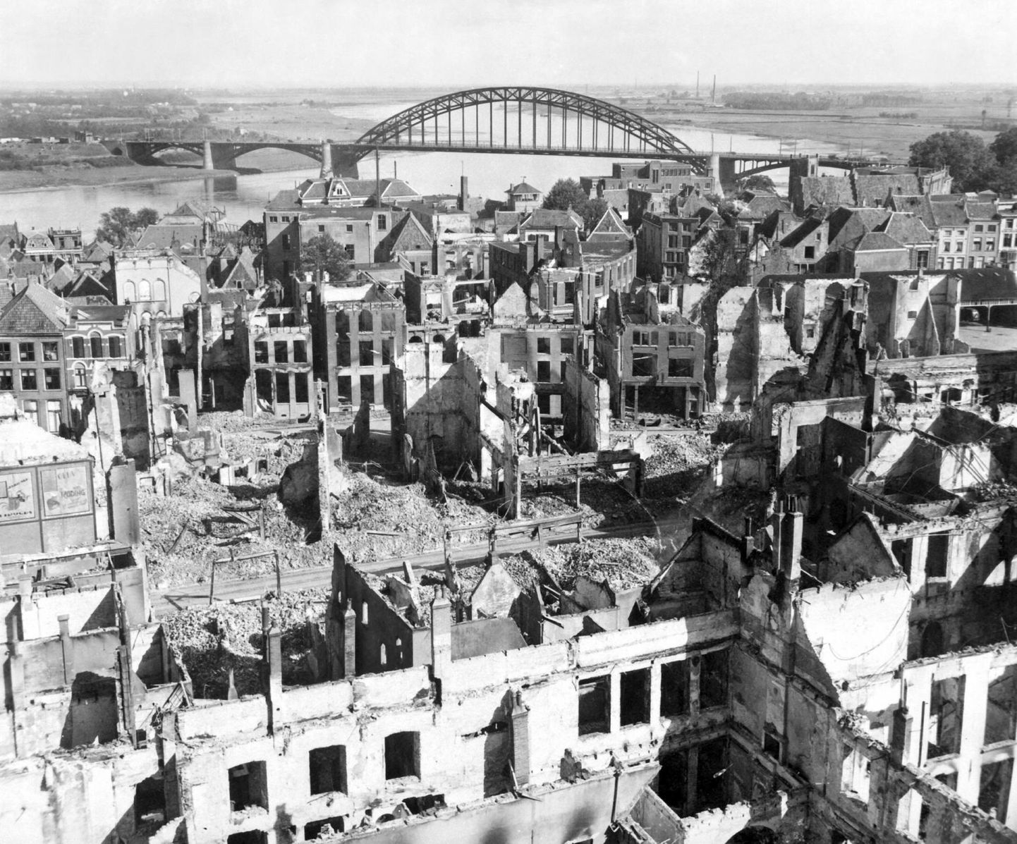Purukspommitatud Nijmegeni linn Hollandis 1944. aasta 28. septembril – need olid sõjahaavad, mis viisid liberaalse konsensuse tekkeni. 
