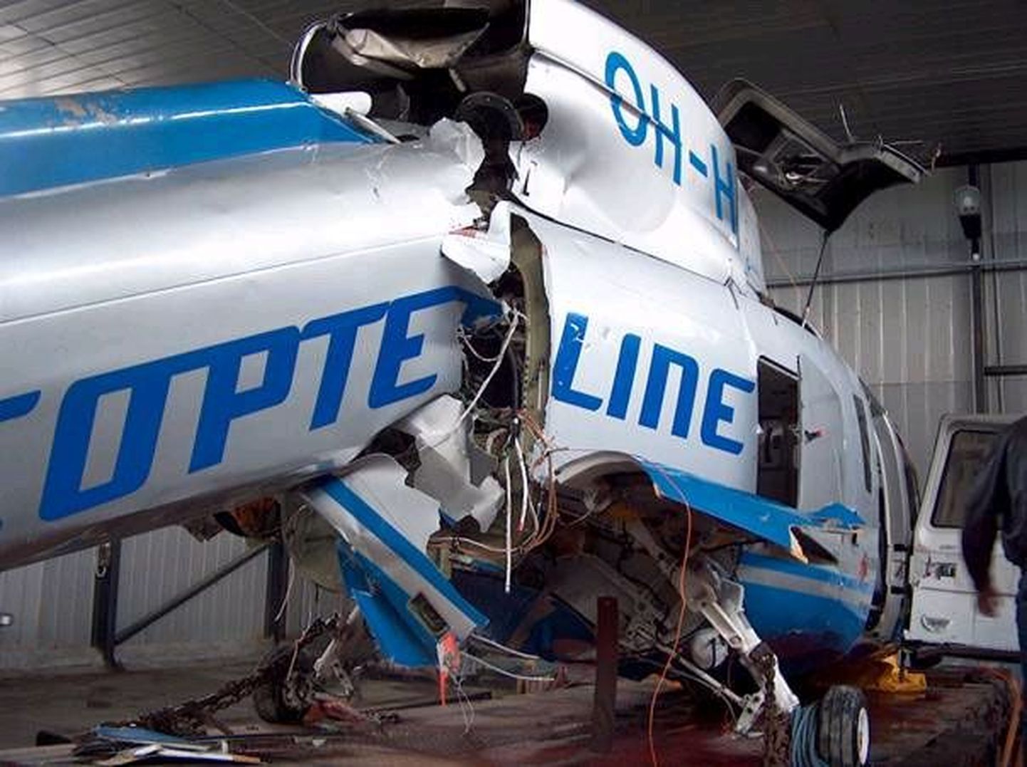 Обломки вертолета S-76 компании Copterline в ангаре Таллиннского аэропорта.