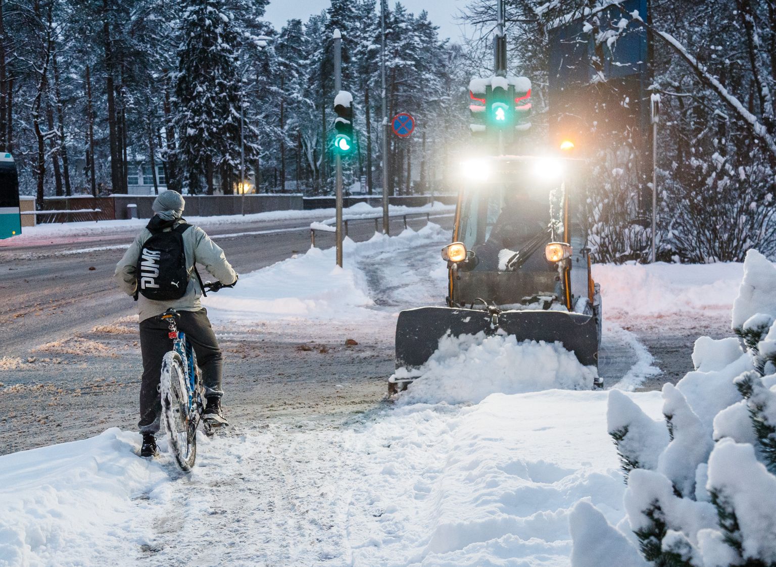 04.12.2021, Tallinn
Talv. Lumi. Kõnniteede puhastamine väikese lumesahaga Vabaduse puiesteel
Foto Mihkel Maripuu, Postimees