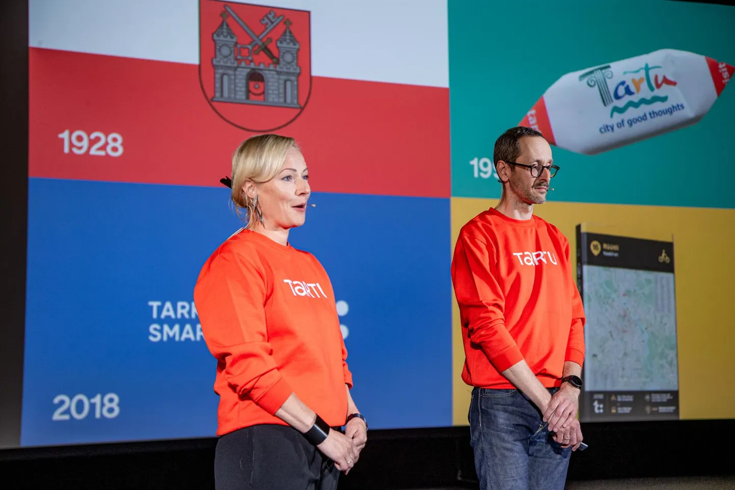 Helen Kalberg ja Alari Orav kandsid esitlusel pusa, mille peal on Tartu uus logo.