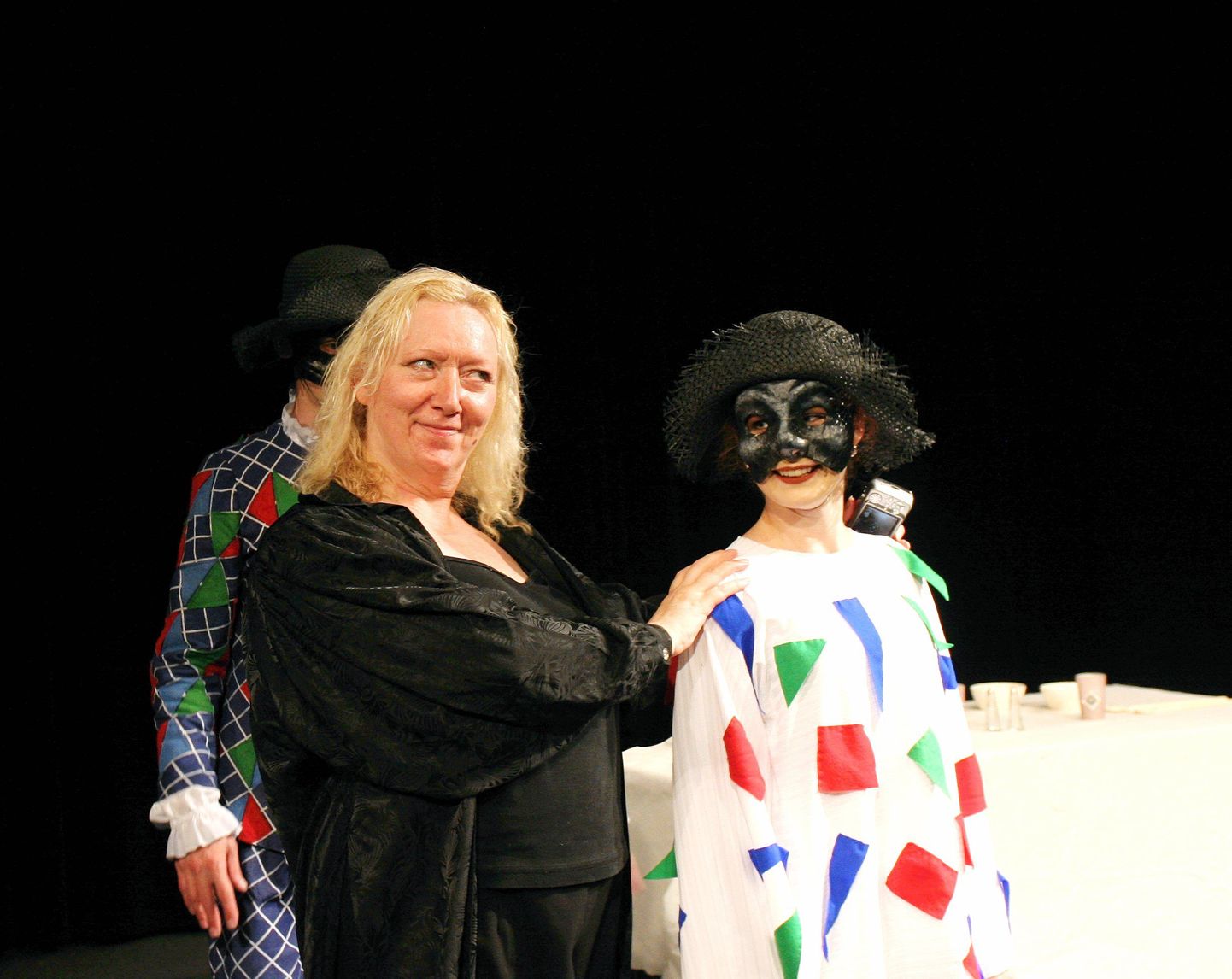 Inglise lavastaja Jane Gingelli juhatusel tõi rootsi ja eesti vanatantsijate ühendtrupp festivali avapäeval Ugalas publiku ette commedia dell'arte etenduse "Uus pagariäri".