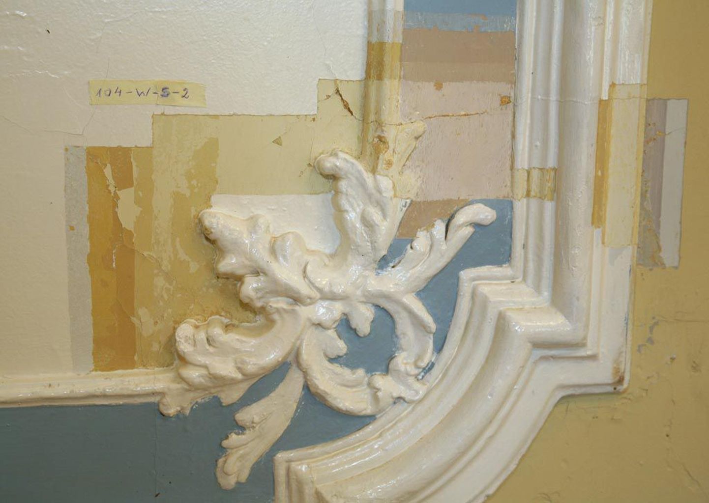 Saalis ilmestavad seinu peened stukk-kaunistused.