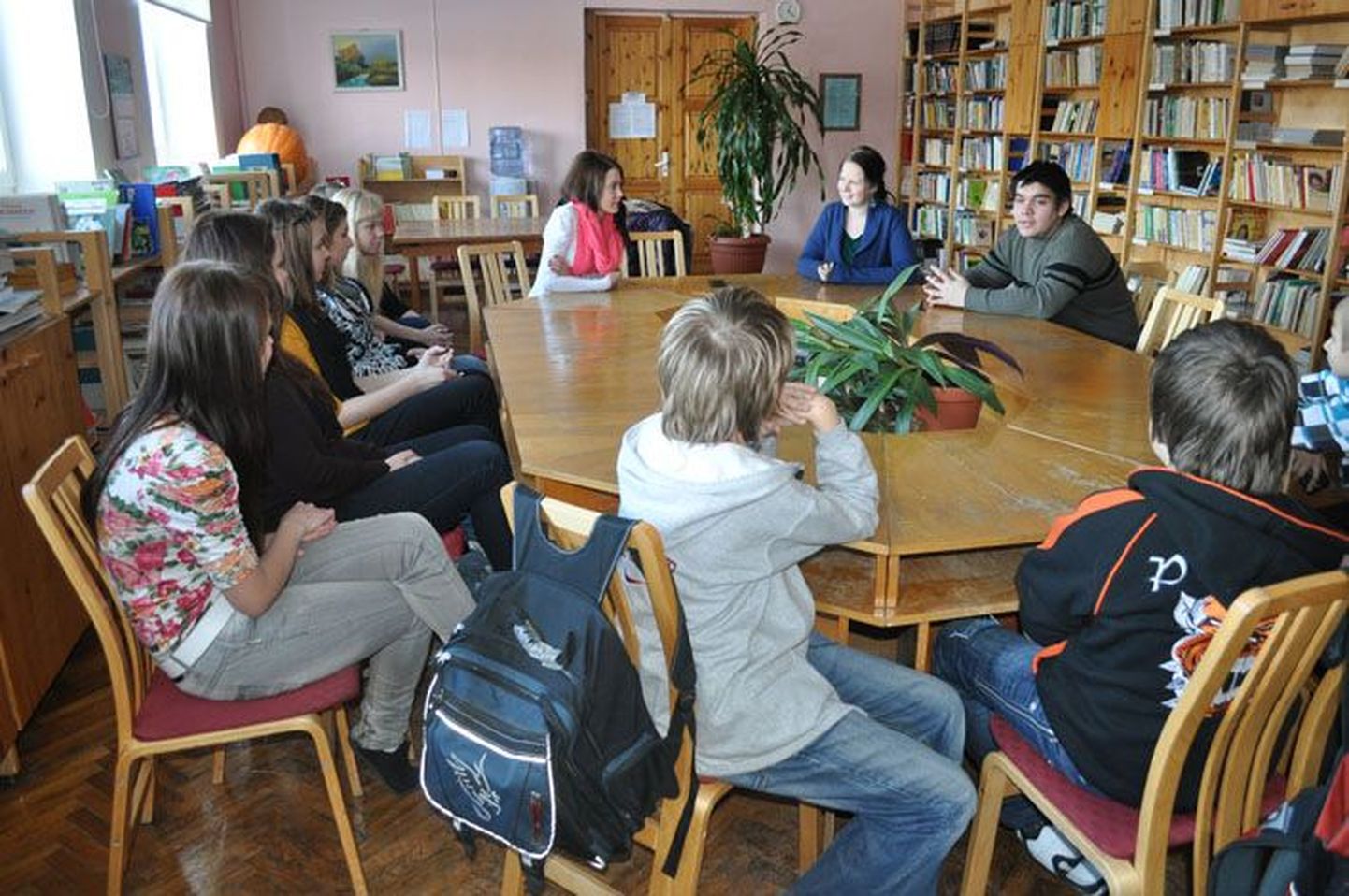Koolilapsed kuulavad huviga noortekogu presidenti Kalev Kodzist (taga paremal).