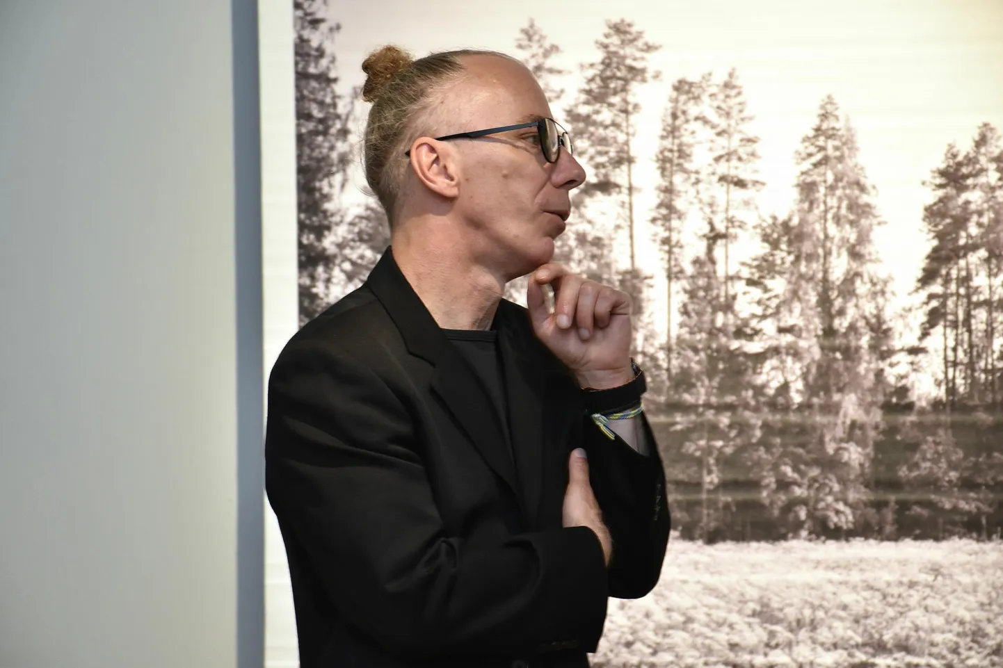 Pärnu linnagaleriis raekojas näeb mai lõpuni Are Tralla fotonäitust “Keha mäletab’’, mille eesmärk on lahti muukida mehe olemus.