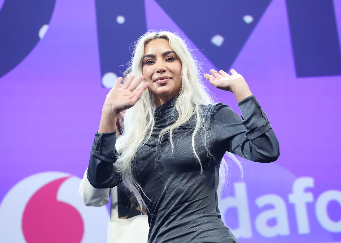 Kim Kardashian maikuus, mil ta sõrmed veel plaasterdatud olid.