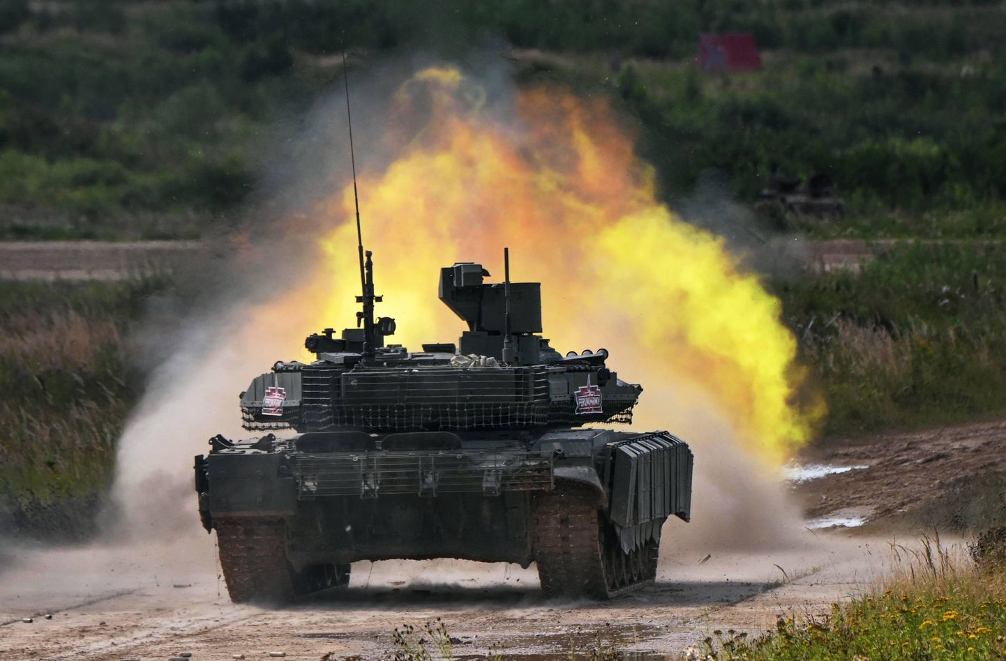Venemaa moodsat tanki T-90M toodetakse Uuralites küll rekordkogustes, aga sellest ei jätku kaotuste kompenseerimiseks. Mängu tulevad veel 60 aastat vanad lahingumasinad, millele pannakse peale kolmandate riikide kaudu smugeldatud moodsat tehnikat.