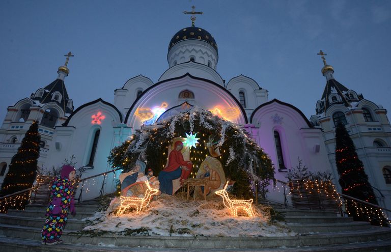 Minski õigeusukirik, mille ees on jõulustseen