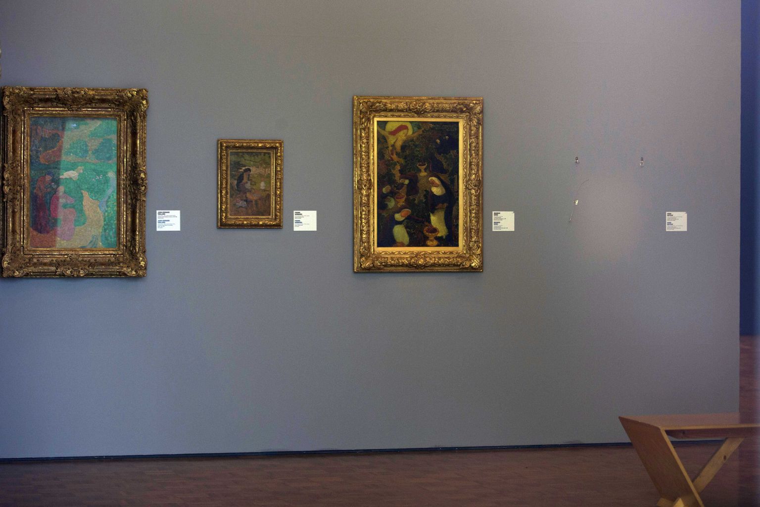 Tühi koht Kunsthali seinal oli enne vargust täidetud Henri Matisse'i maaliga «Lugev tüdruk valges ja kollases».