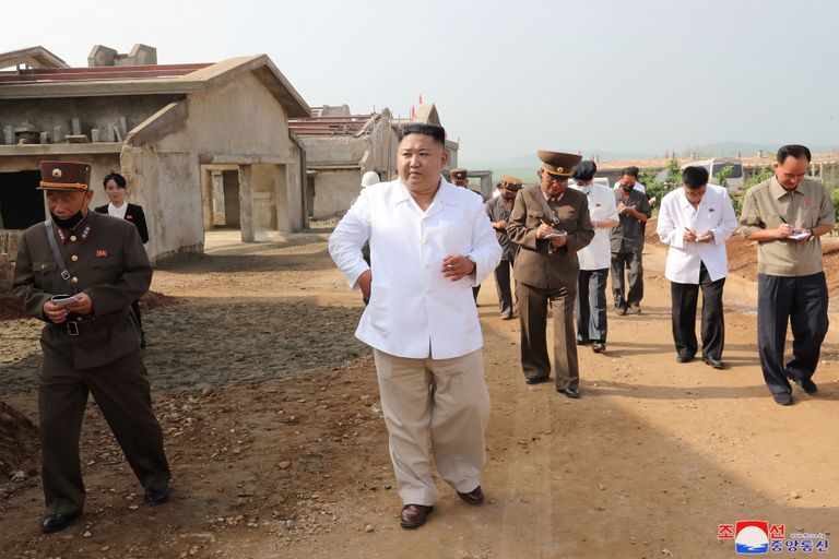 Kim Jong-un külastas Pyongyangi lähedale Hwangjusse rajatavat kanafarmi