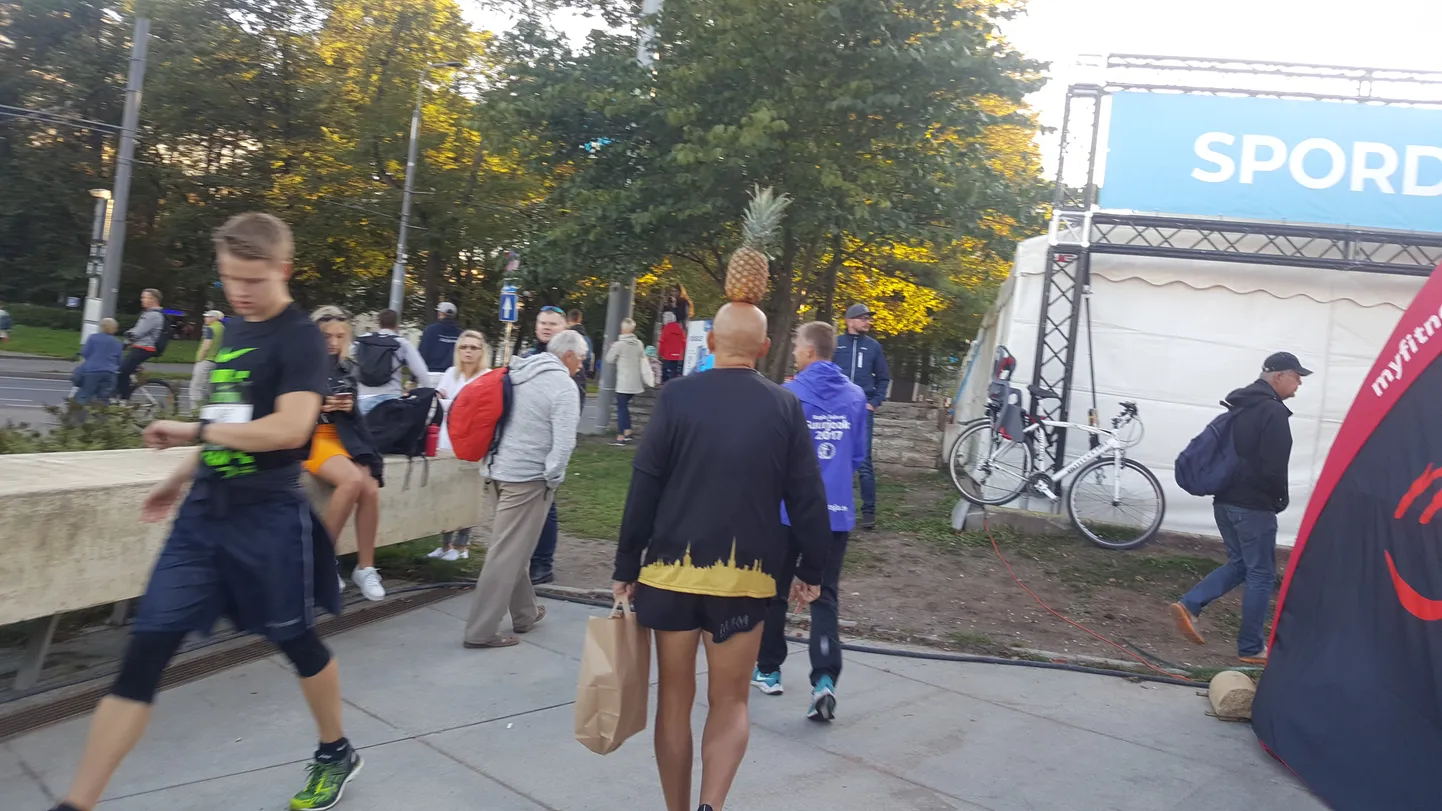 Tallinna maratonil jalutas ringi mees, kellel oli ananass peas.