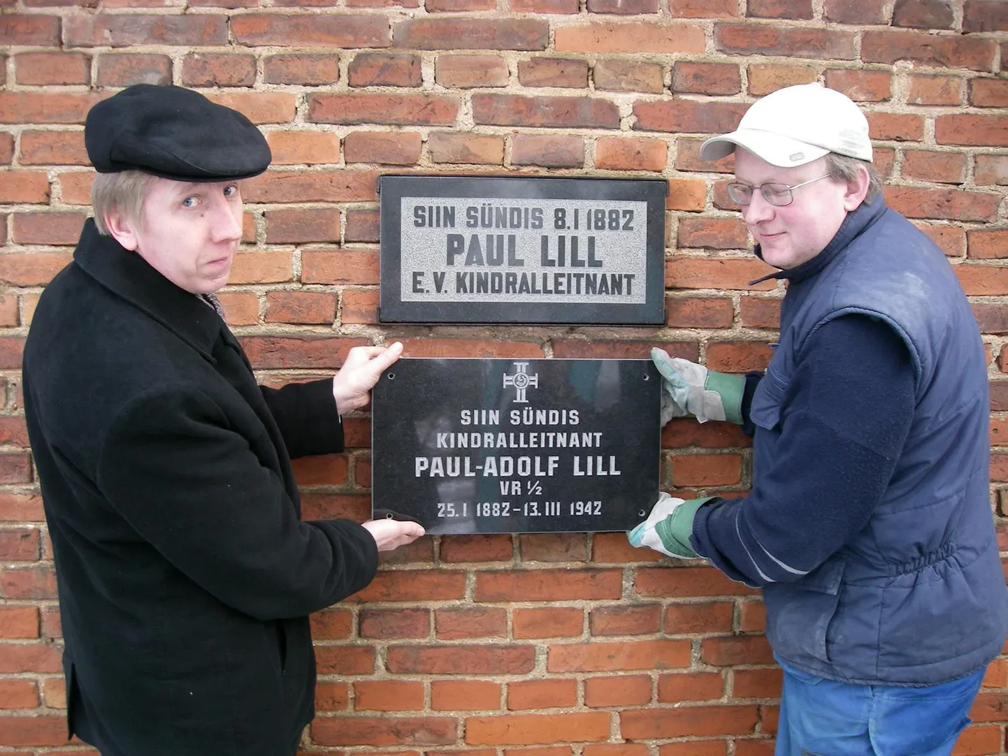 Tarmo Tamm ja Hannes Seer näitavad kindralleitnant Paul-Adolf Lille auks paigaldatavat uut nimetahvlit.