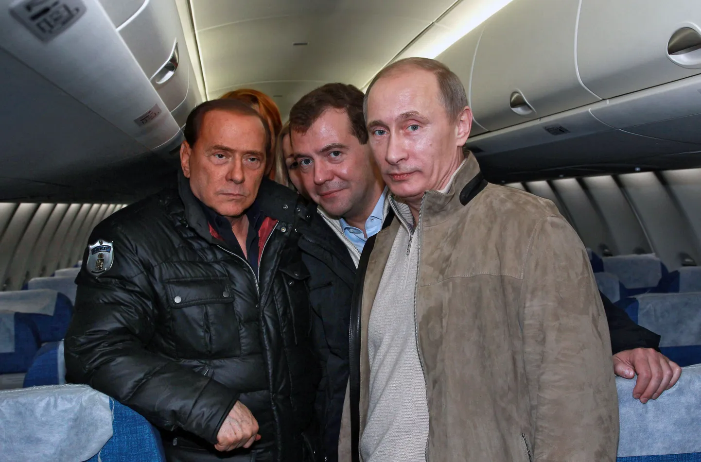 Silvio Berlusconi (vasakult), Dmitri Medvedev ja Vladimir Putin Vene reisilennukis Suhhoi Superjet 100.