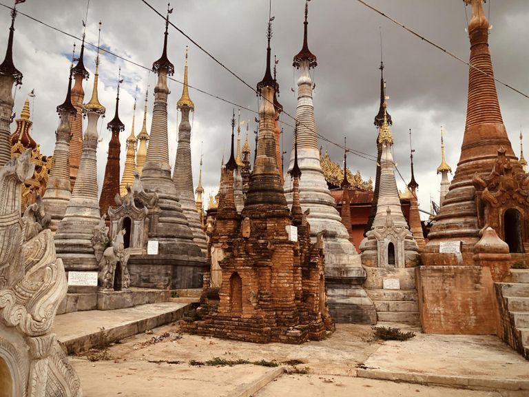 Shwe Indeini pagoodid, kus Toivanenid käisid koroonapandeemia esimese ja teise laine vahel. Kuna turiste praegu maale ei lubata, olid nad tihedalt budistlikke templeid ehk pagoode täis suures kompleksis ainsad külastajad. Tornikeste tippudes tuule käes helisevad kellad lõid lummava atmosfääri.