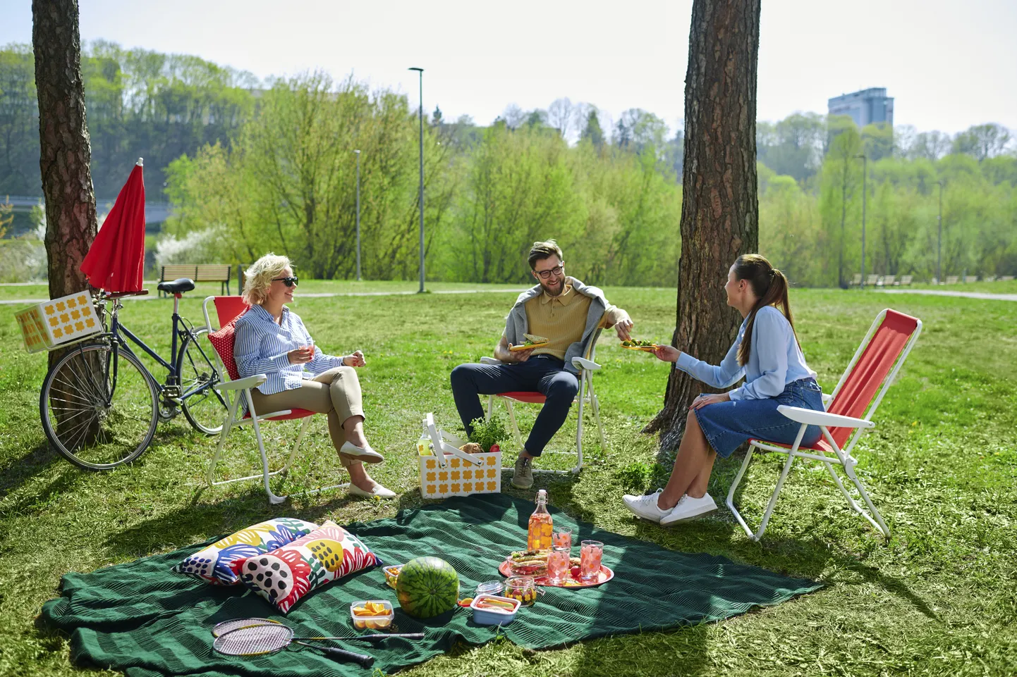 Как провести выходные на природе. Шашлыки с семьей на природе. Люди отдыхают на природе. Футбол шашлык. Фотосессия друзей на природе.