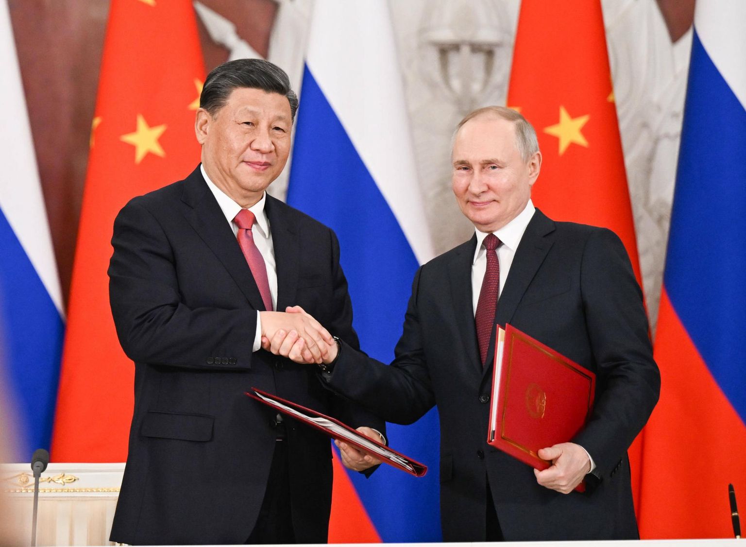 Hiina RV president Xi Jinping ja tema Vene ametivend Vladimir Putin Kremlis. Suuri muutusi tippkohtumine kaasa ei toonud – Xi ei lubanud Putinile sõjalist abi agressiooniks Ukrainas.

 