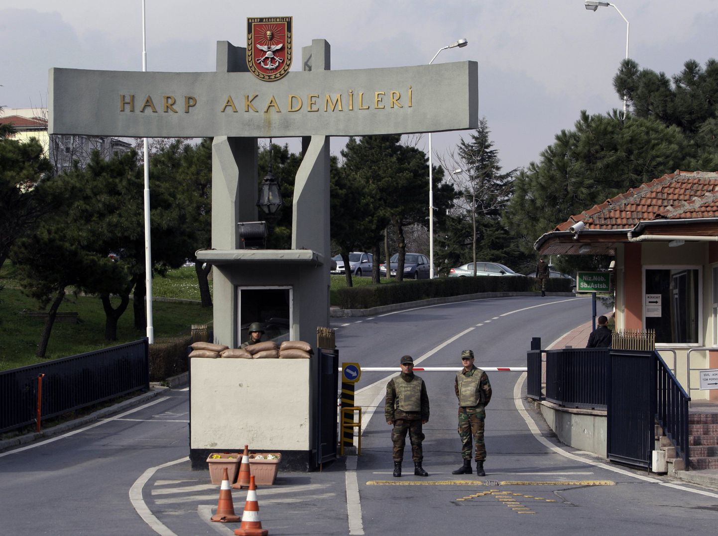 Türgi sõdurid seismas sõjaväeakadeemia sissepääsu ees, kui politsei otsib läbi ühe erukindrali elupaika.