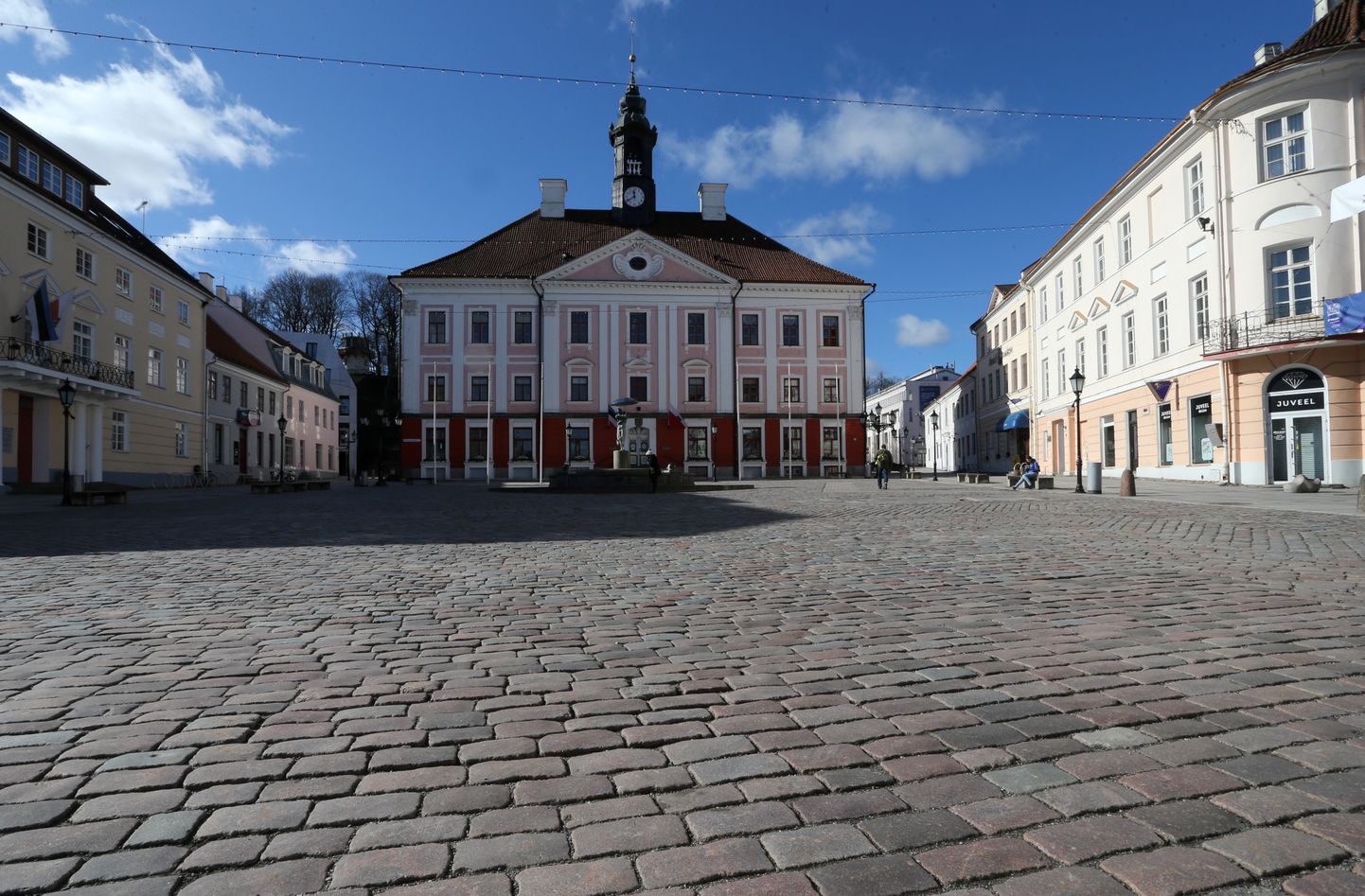 Tartu Kunstimuuseum kuulutas välja avatud konkursi näitusesarjas «Noor Tartu» 2021. aasta kunstniku leidmiseks.