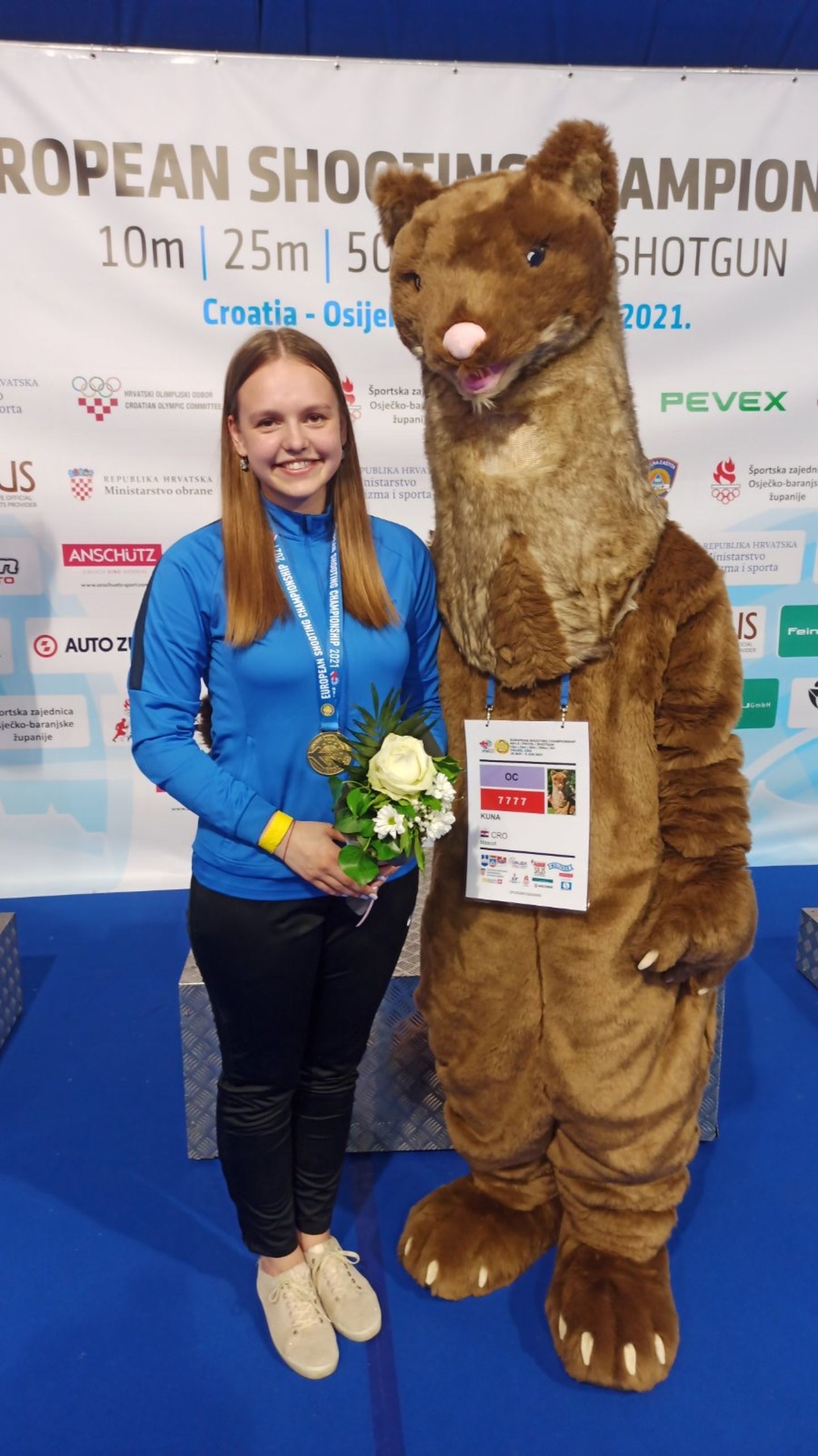 Katrin Smirnova Horvaatias Osijekis toimuvate juunioride Euroopa laskmise meistrivõistluste kuldmedali ja maskotiga.