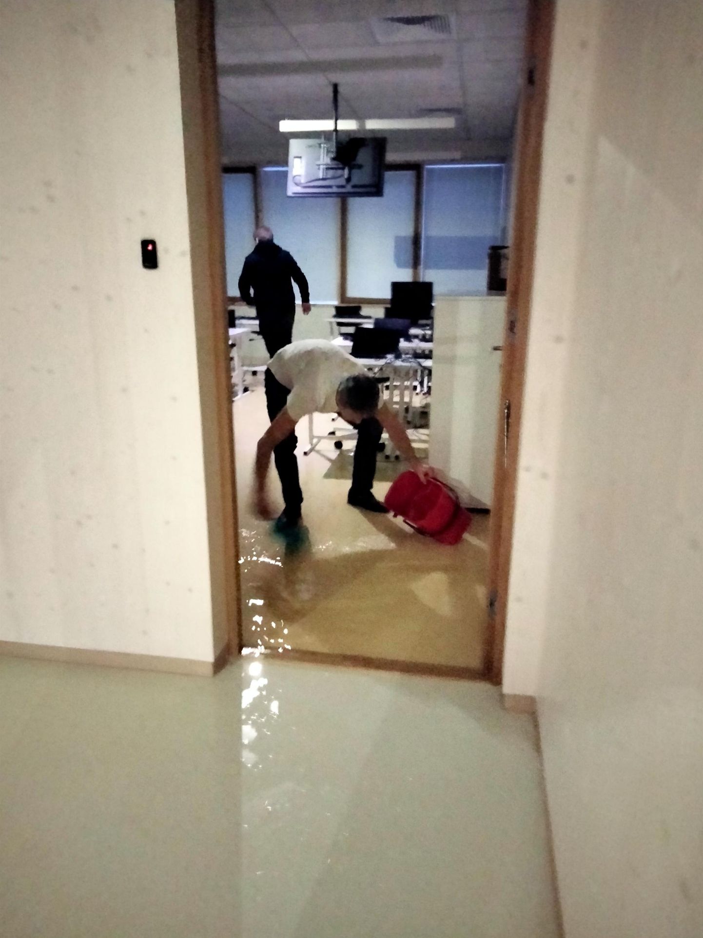 Ivo Tupits ei jäänud, käed rüpes, ootama, vaid asus arvutiklassi põrandalt vett koristama.