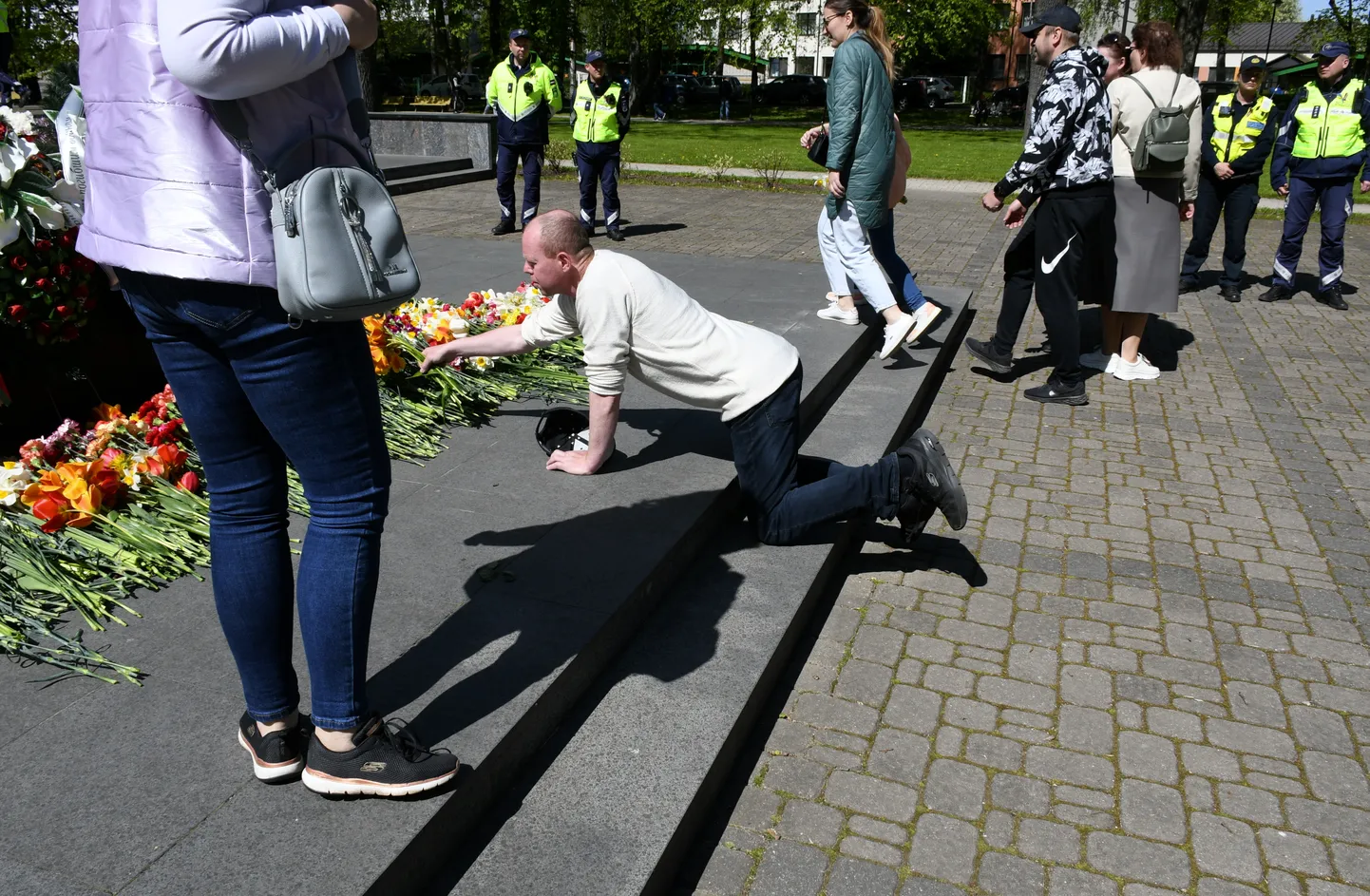 Pretēji aizliegumam 9. maijā rīkot publiskus svētku pasākumus un gājienus, cilvēki ieradušies nolikt ziedus pie mūžīgās uguns Dubrovina parkā Daugavpilī.