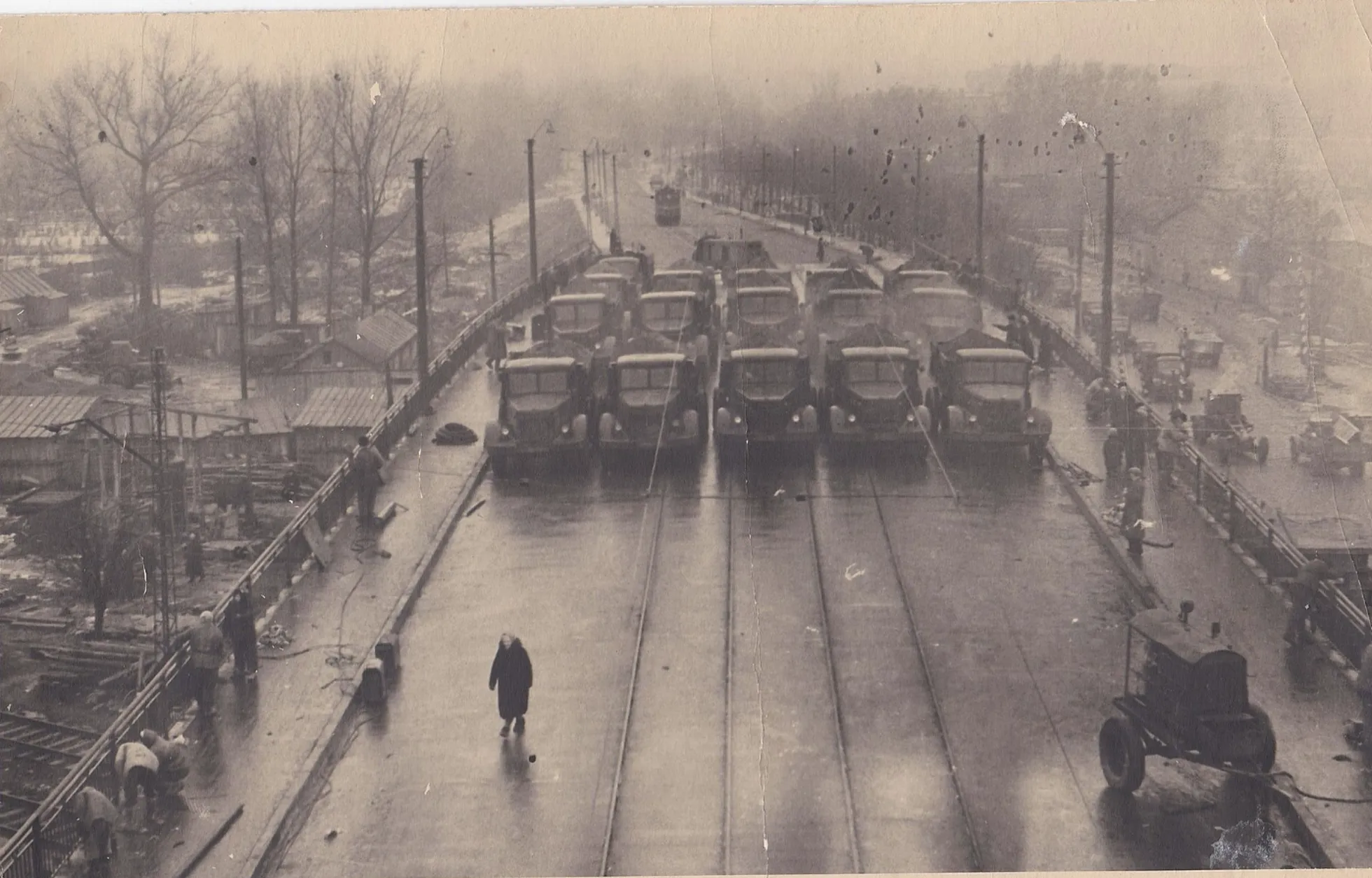 Испытание моста на прочность под нагрузкой. Декабрь 1958 г.