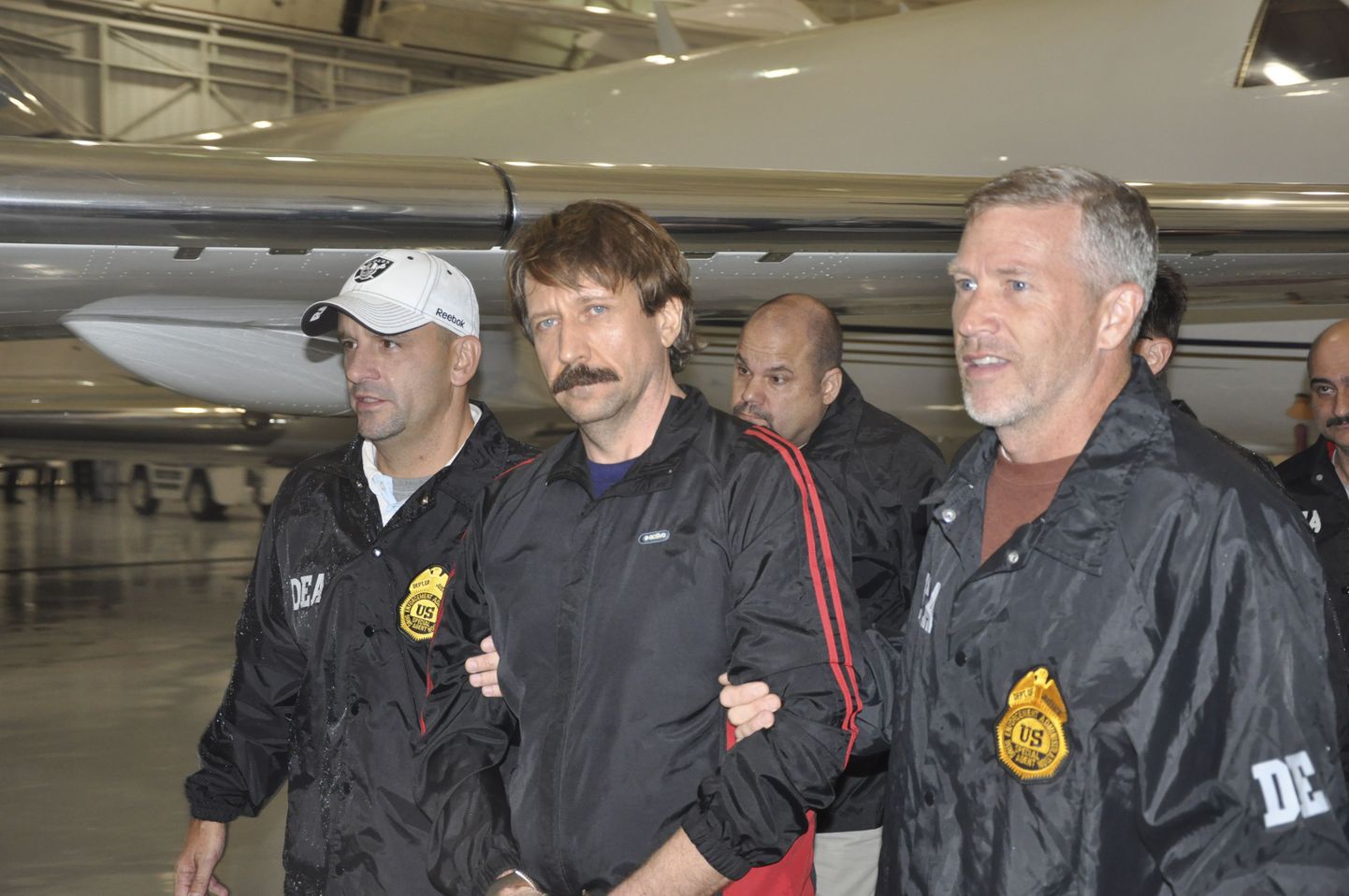 Viktor But (keskel) lennutati eile USA narkovastase võitluse agentuuri töötajate saatel Westchester County lennuväljale New Yorgi osariigis.