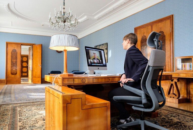 President Kersti Kaljulaid suhtles neljapäeval üle videosilla Võrumaa inimestega. FOTO: