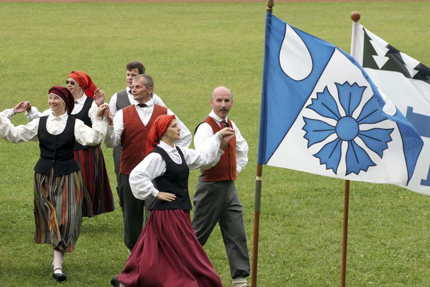 Läti sõprusvalla Berenzi segatantsurühm pakkus Vabadusristi päeval esinedes kultuurilist külakosti.
