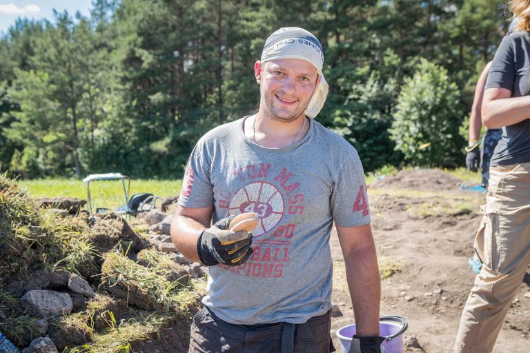 TULERAUA ESIVANEM: Neljapäeval andis ohverduspaik uurijatele välja ka mitu vana tuluskivi, millest ühe kaevas välja sügisel samas paigas kuldvõru leidnud Jegor Klimov.