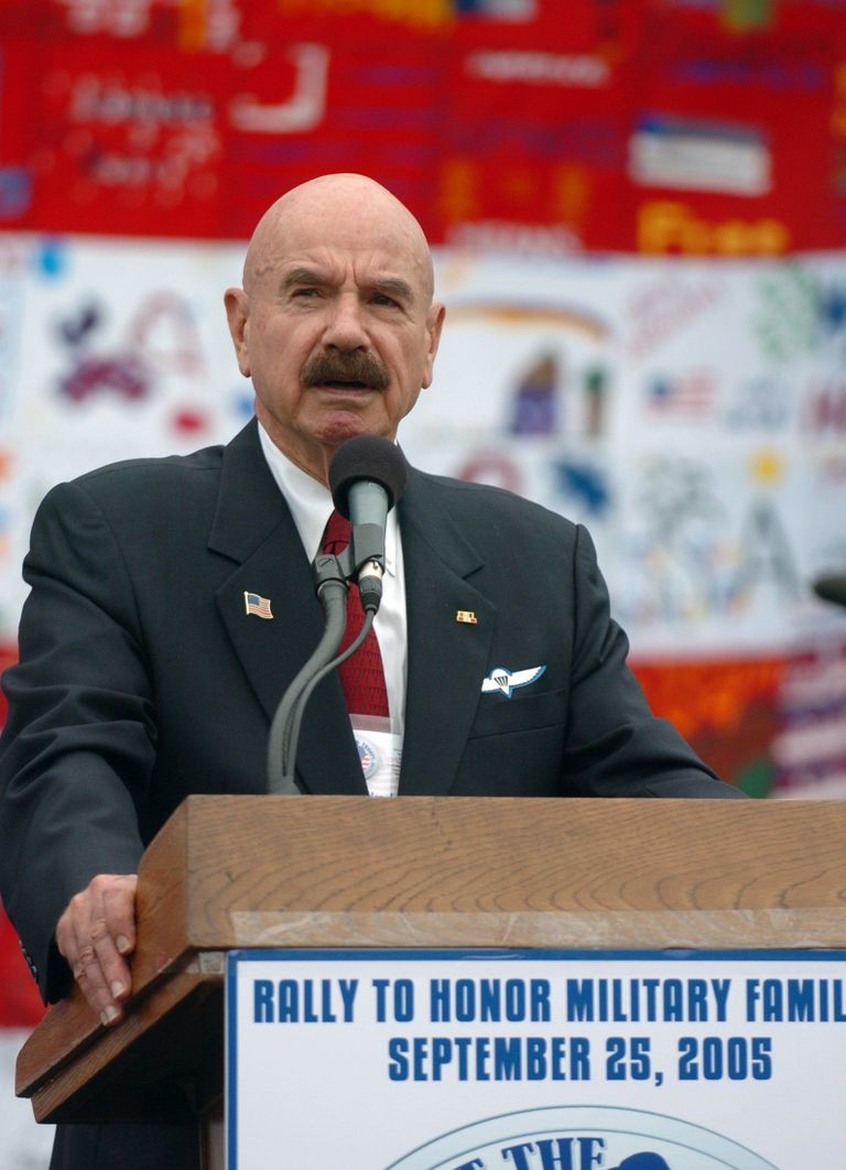 Raadiosaatejuht Gordon Liddy pidamas 25. septembril 2005 Washingtonis kõnet, millega toetas USA armeeüksusi Iraagis ja Afganistanis