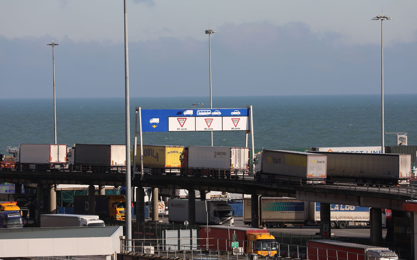 Doveri sadamasse saabuvad kaubaveokid.
