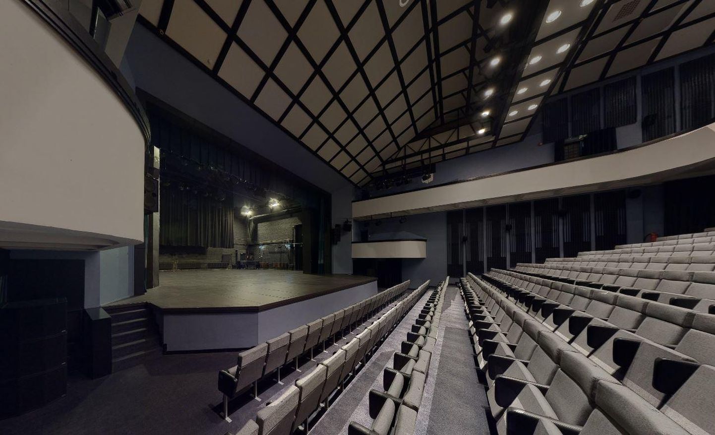 Paide muusika- ja teatrimaja on üks paarikümnest Eesti kultuuriasutusest, kus saab nüüd ette võtta virtuaaltuuri, mis annab ruumist täpsema ülevaate ja võimaldab erinevaid detaile mõõta.