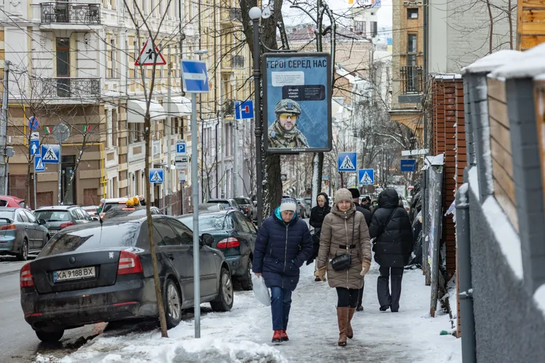 Ukraina pealinn elab oma tavapärases rütmis. Vaade Kiievi linnatänavale täna keskpäeval.