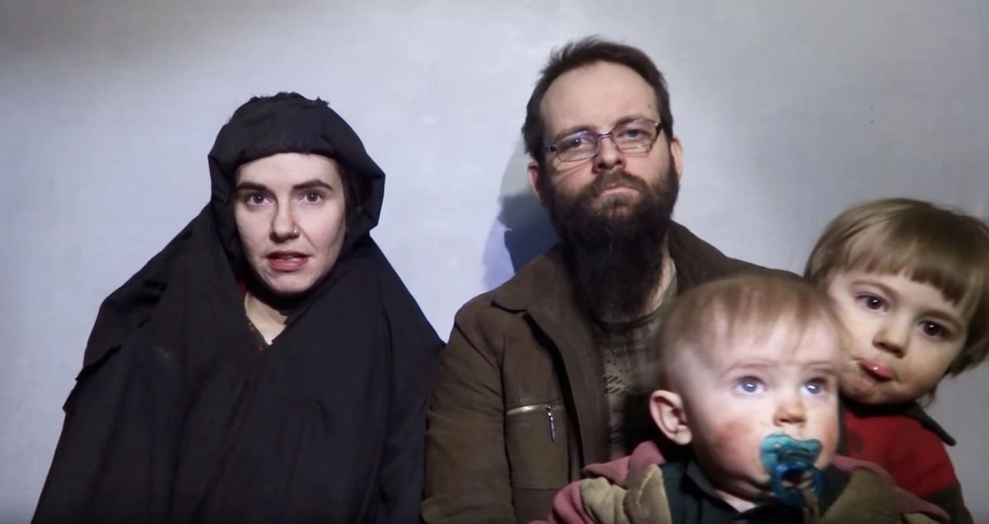 Kaader Talibani videost, mis näitab röövitud Caitlan Colemani ja Joshua Boyle`i nende kahe lapsega.