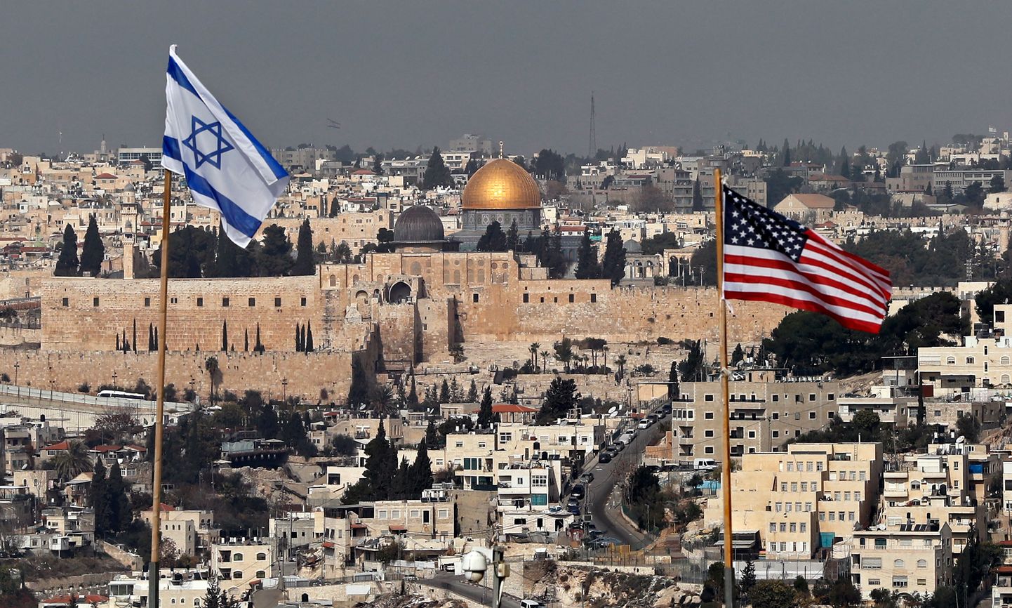 Iisraeli ja Ameerika Ühendriikide lipud Jeruusalemma kohal.
