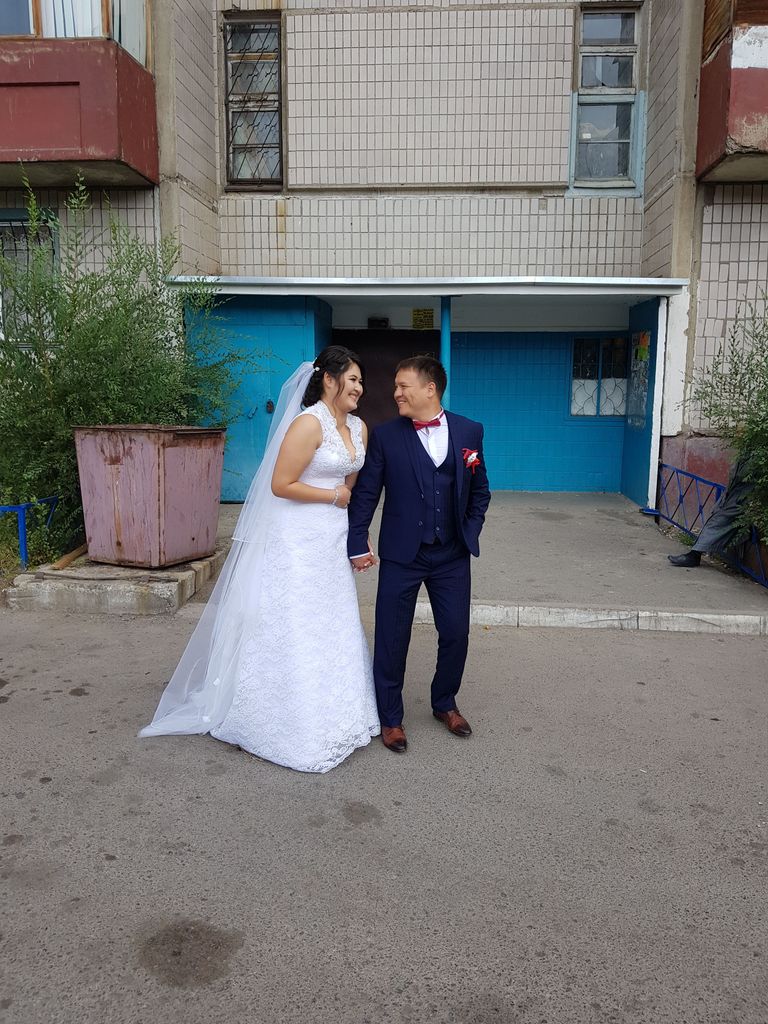 Nüüd peole! Värskelt abiellunud Yerbulan ja Aisha mehe kodumaja ees.
