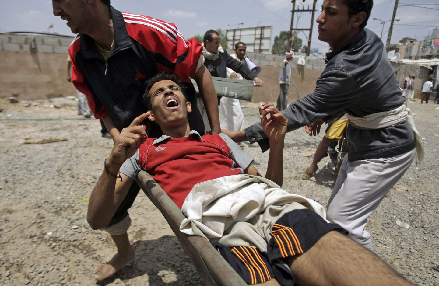 Jeemeni valitsusvastased protestijad kannavad Sanaas haavatud demonstranti välihaiglasse.